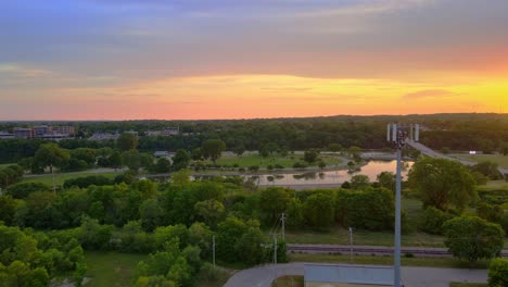 Torre-Celular-De-Telecomunicaciones-En-Janesville,-Wisconsin-Con-Un-Colorido-Cielo-De-Puesta-De-Sol-En-El-Fondo