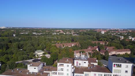 Mehrfamilienhäuser-In-Plattenbauweise-Sonnenallee-Berlin