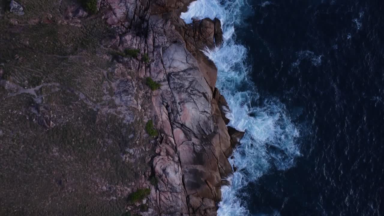 Costa rocciosa dell'isola di Phuket e il Mare delle Andamane in arrivo