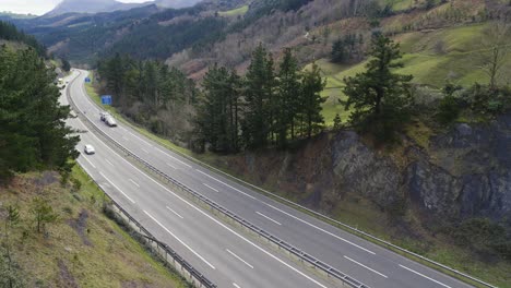 Eine-Wenig-Befahrene-Autobahn-Durch-Die-Malerische-Landschaft-Nordspaniens