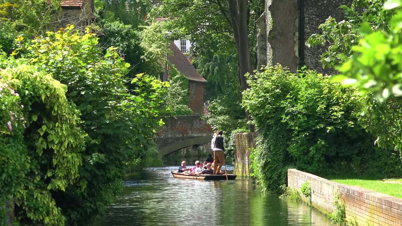 los barcos reman por un canal en canterbury kent england