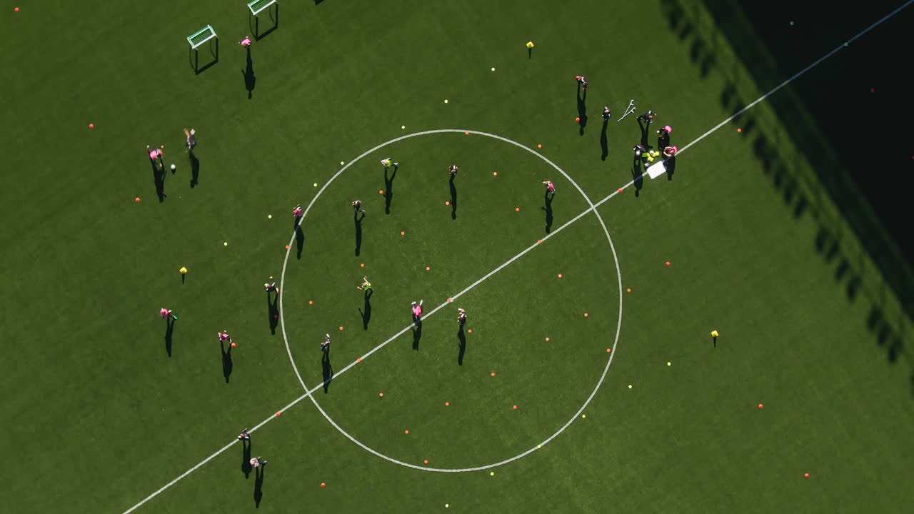 스웨덴 스튜던테르나스 웁살라 경기장에서 훈련하는 프로 축구 선수들