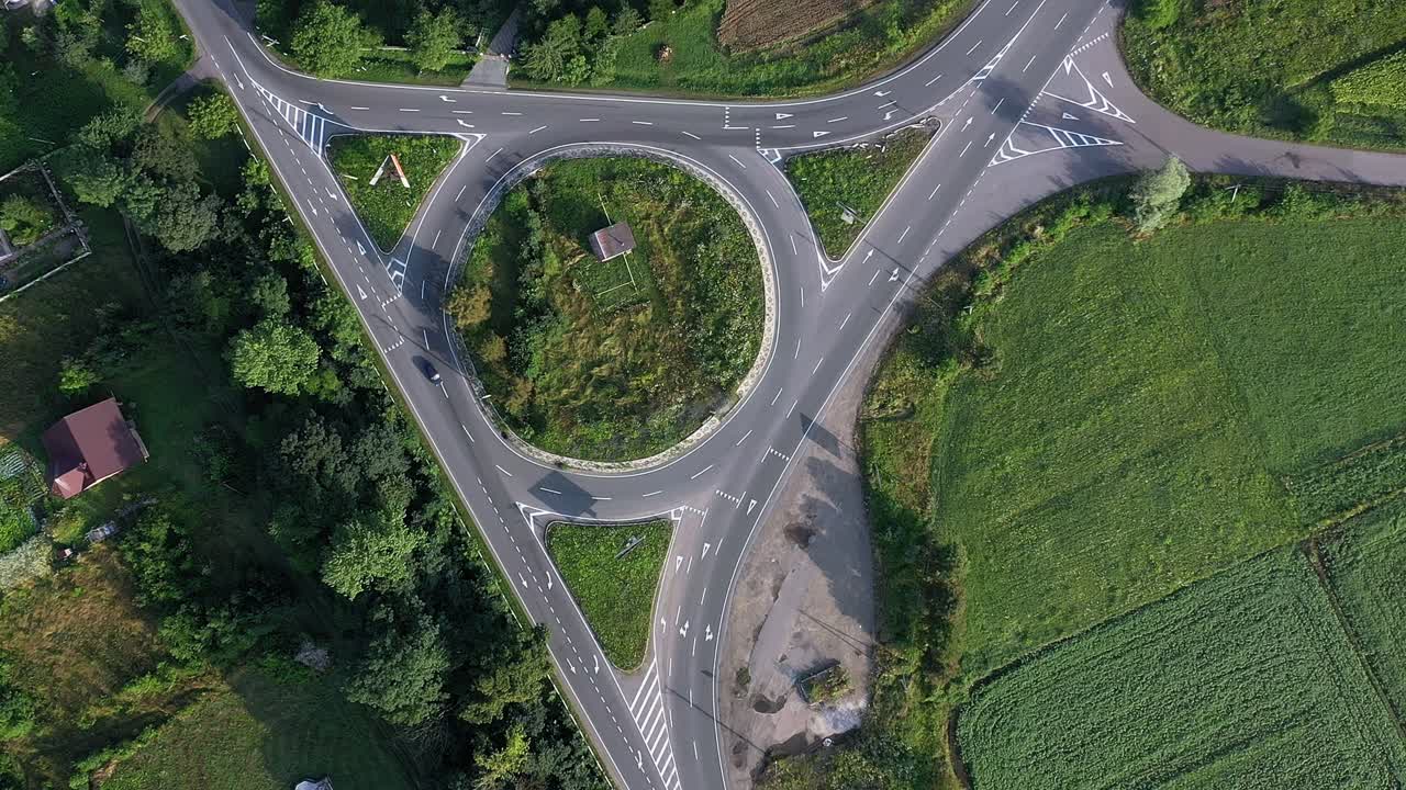el tráfico de automóviles y camiones en la carretera de circunvalación es una vista aérea de arriba.