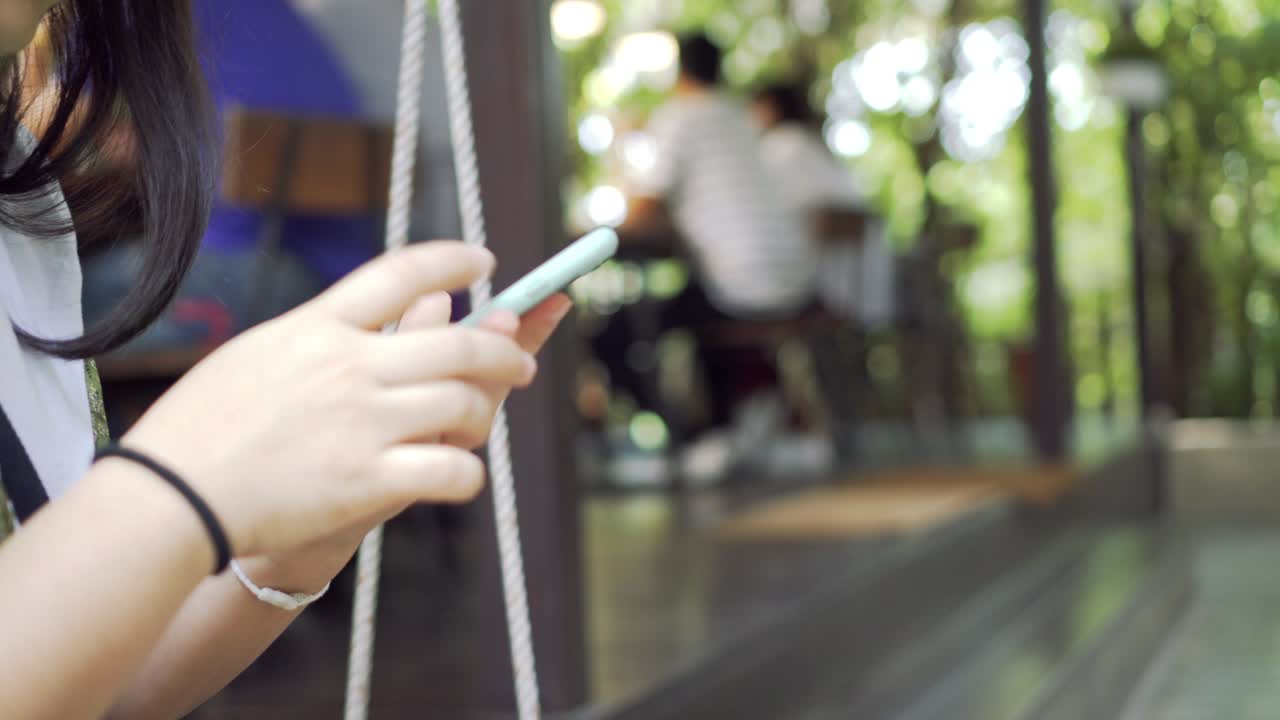 스에 스마트폰을 사용하는 여성