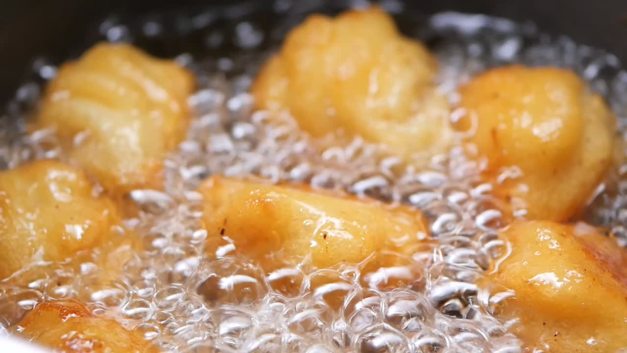 熱い油の中で泡立つ揚げパン