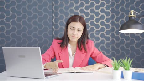 una joven mujer de negocios aburrida mirando a la cámara infeliz.