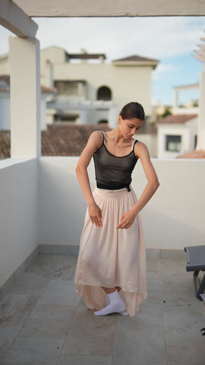 발코니에 있는 발레 댄서