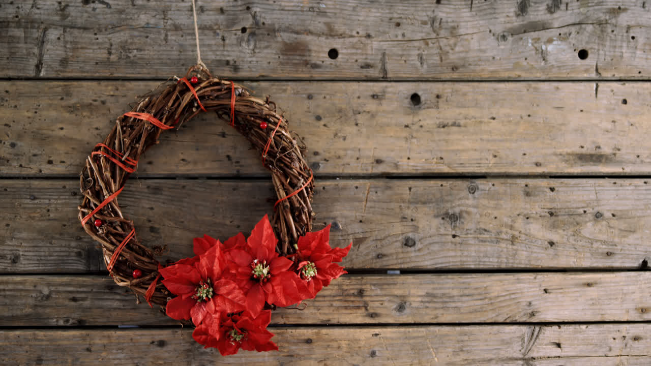 corona de vid con flores en la mesa de madera 4k