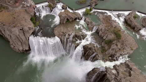 drone volando sobre la cascada, cascada twin falls idaho