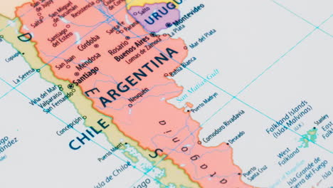 primer plano del país palabra argentina en un mapa del mundo con el nombre detallado de la capital