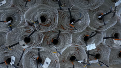 rollos apilados de aislamiento y componentes eléctricos
