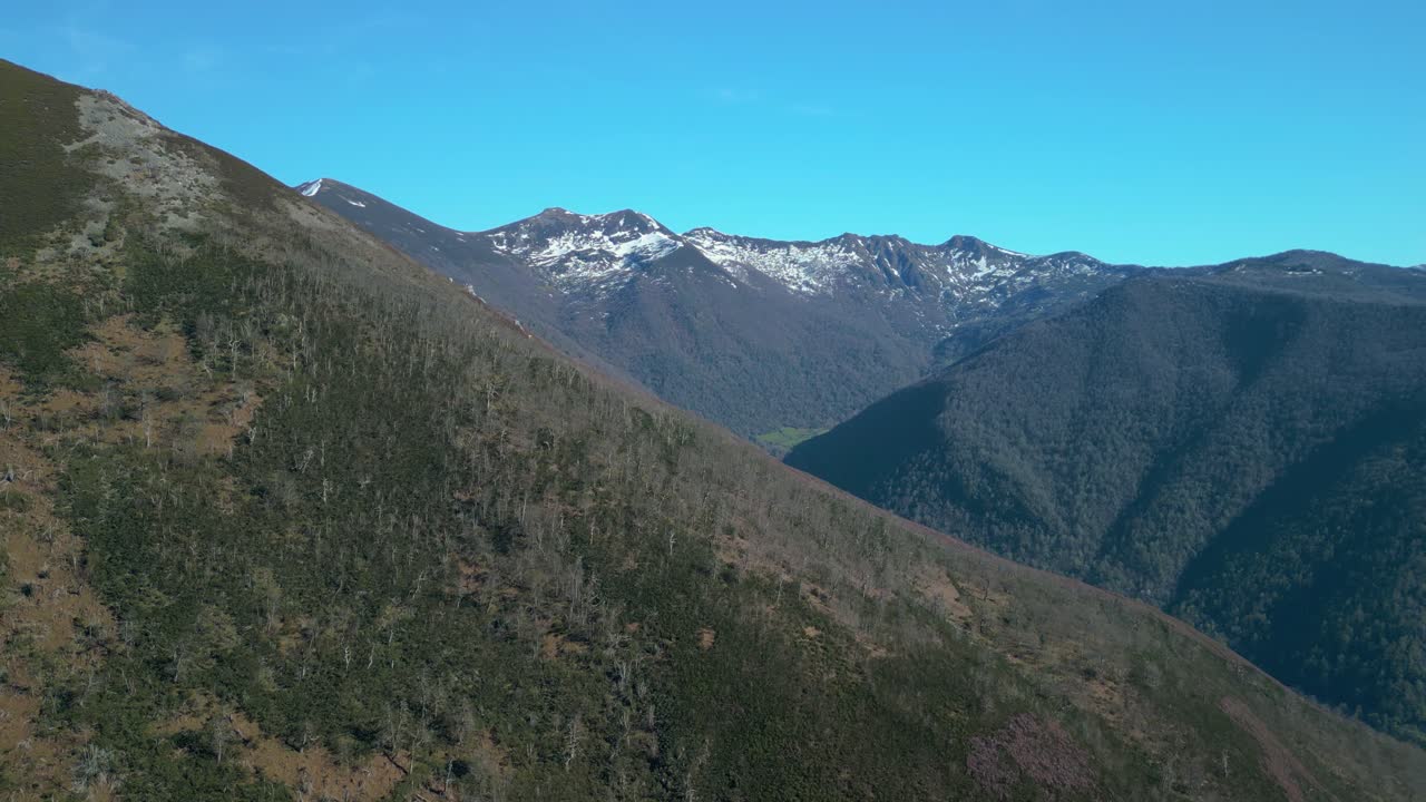 hermosas montañas en el pueblo de piornedo en galicia, españa - tiro aéreo de dron