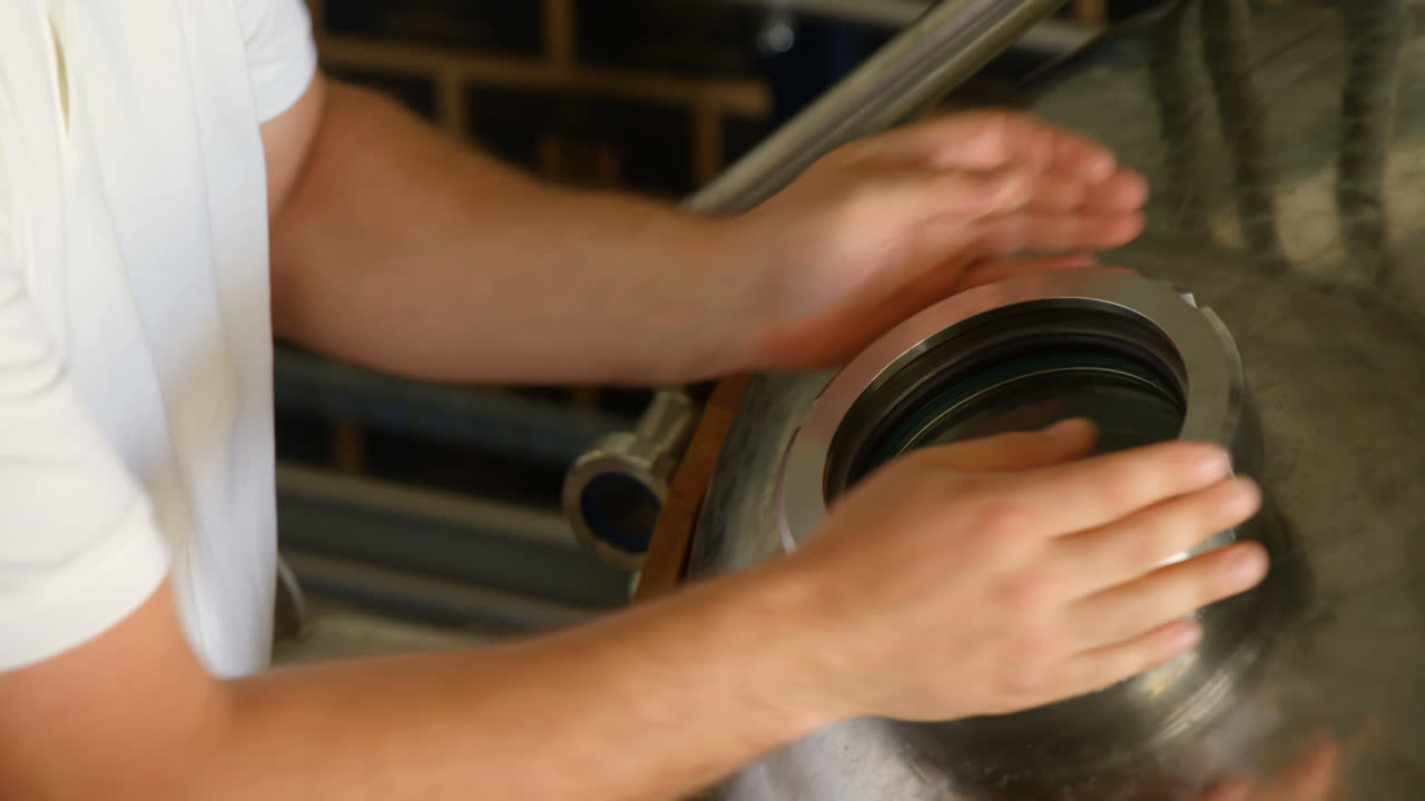 공장에서 일하는 남성 노동자 4k