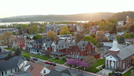 Luftaufnahme-Der-Viktorianischen-Bundesarchitektur-In-Einer-Kleinen-Amerikanischen-Stadt-In-Den-USA