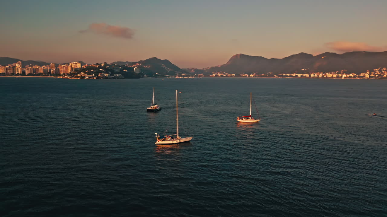 Barche a vela nell'Oceano Atlantico a Rio de Janeiro, Brasile, turistico.