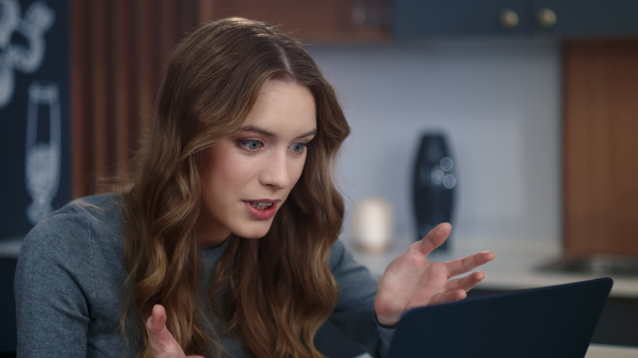 chica alegre presentando un proyecto por videollamada en una computadora portátil en la oficina de casa