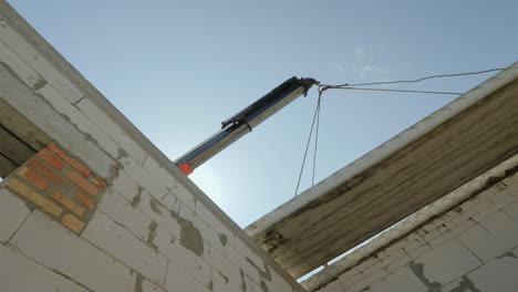 instalación de suelo de hormigón armado en el equipo de construcción de la casa está trabajando en la construcción