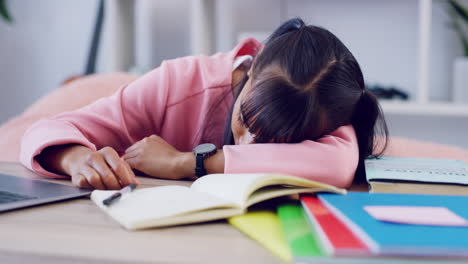 Estudiante-Cansada-Durmiendo-En-Su-Escritorio-Mientras-Estudia