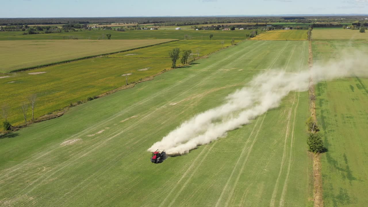 trattore agricolo che sparge polvere bianca davanti alto e largo