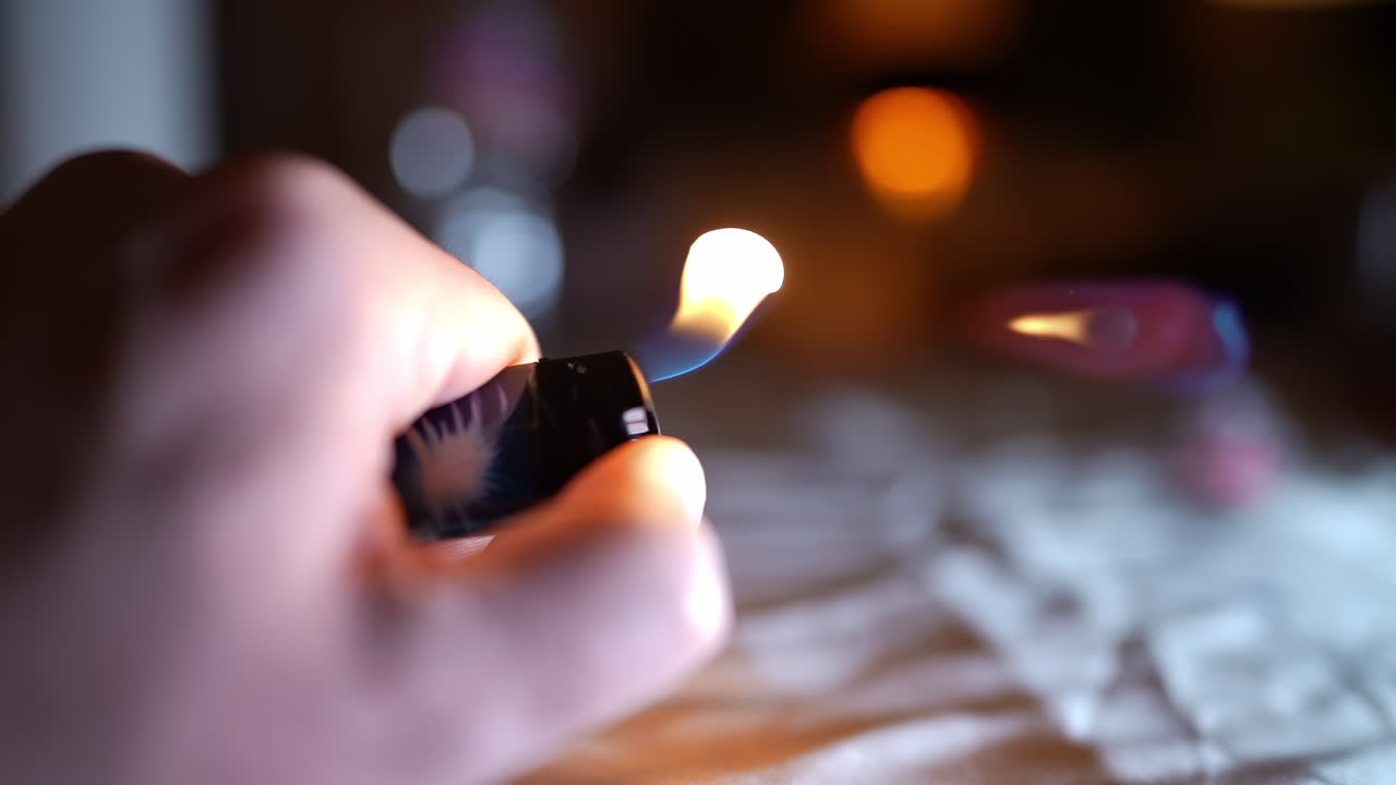 라이터에 불을 붙이는 남자의 손을 찍은 슈퍼 슬로우몽션 샷