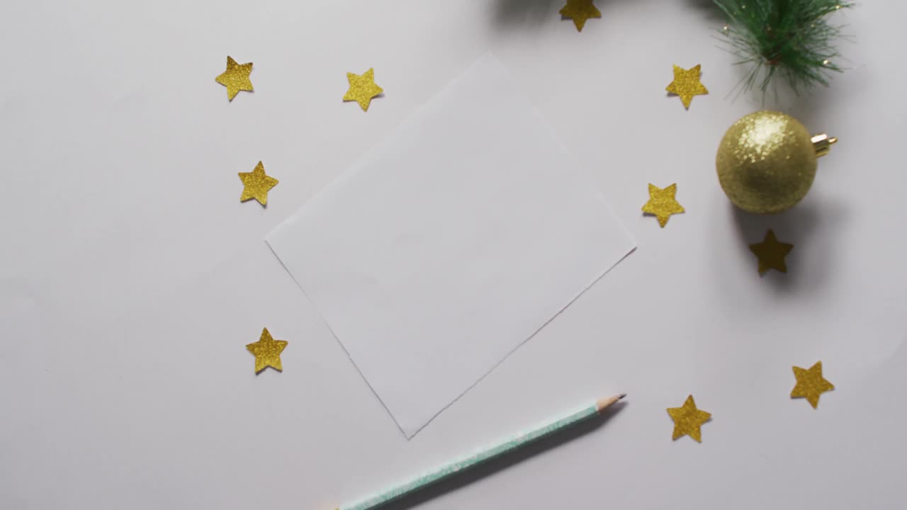 video de decoraciones de navidad y estrellas con tarjeta blanca sobre fondo blanco
