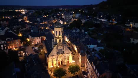 Katholische-Kirche-Saint-Leonard-Honfleur-Frankreich-Abend-Drohnenantenne