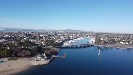 drone vuela sobre el puente en el canal de agua