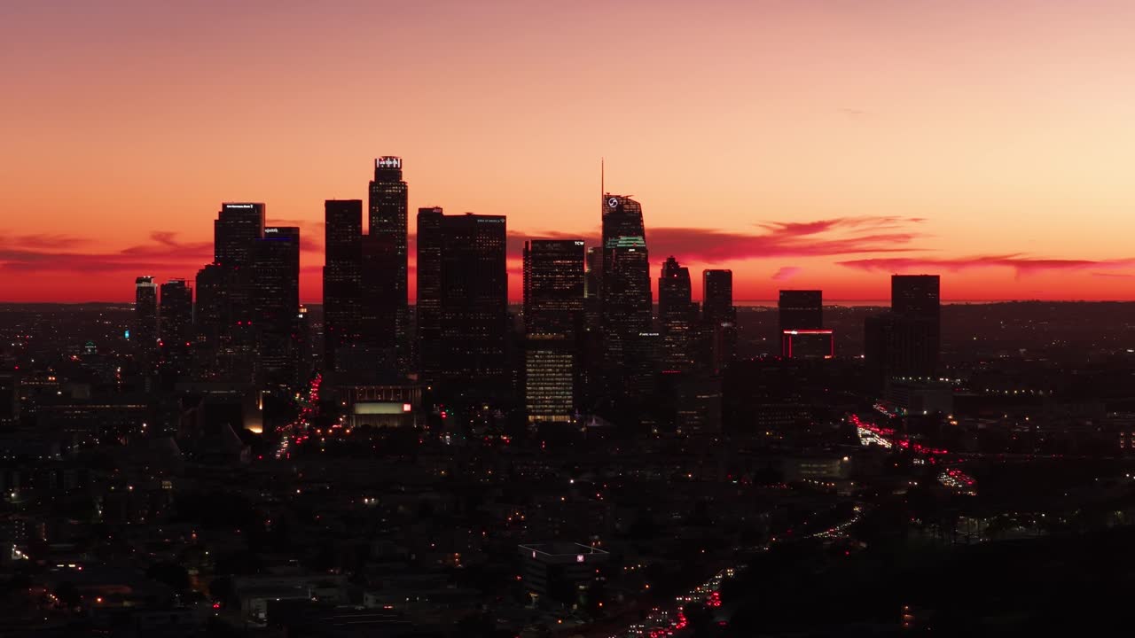 Toma aérea panorámica amplia de Los Ángeles al anochecer en el sur de California. 4K.