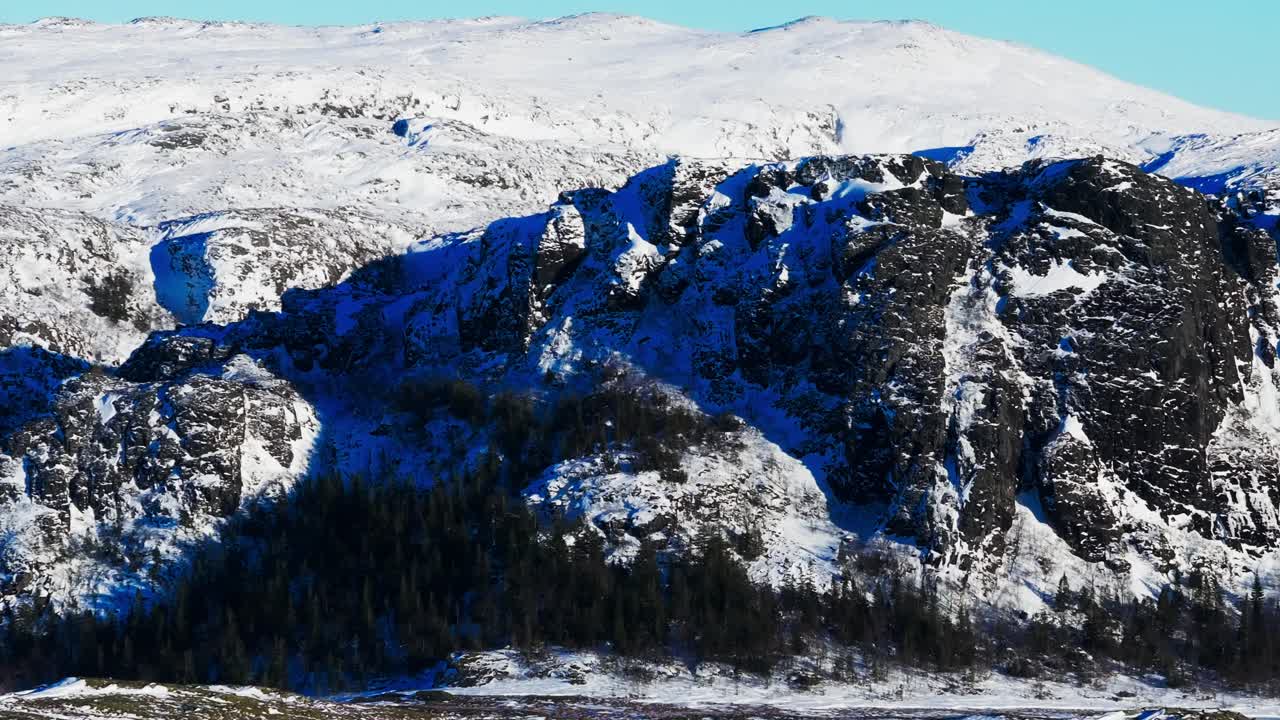 노르웨이 의 베사커 에서 겨울 에 눈 으로 인 바위 산 들 - 무인기 에서 찍은 사진
