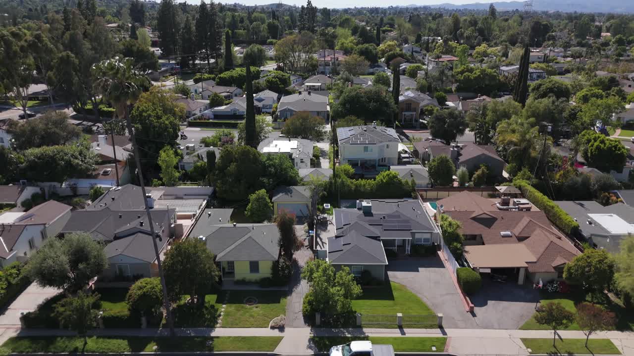 Luxury Homes In The Tarzana And Woodland Hills Neighborhood Of Los Angeles, Rising Drone Shot.