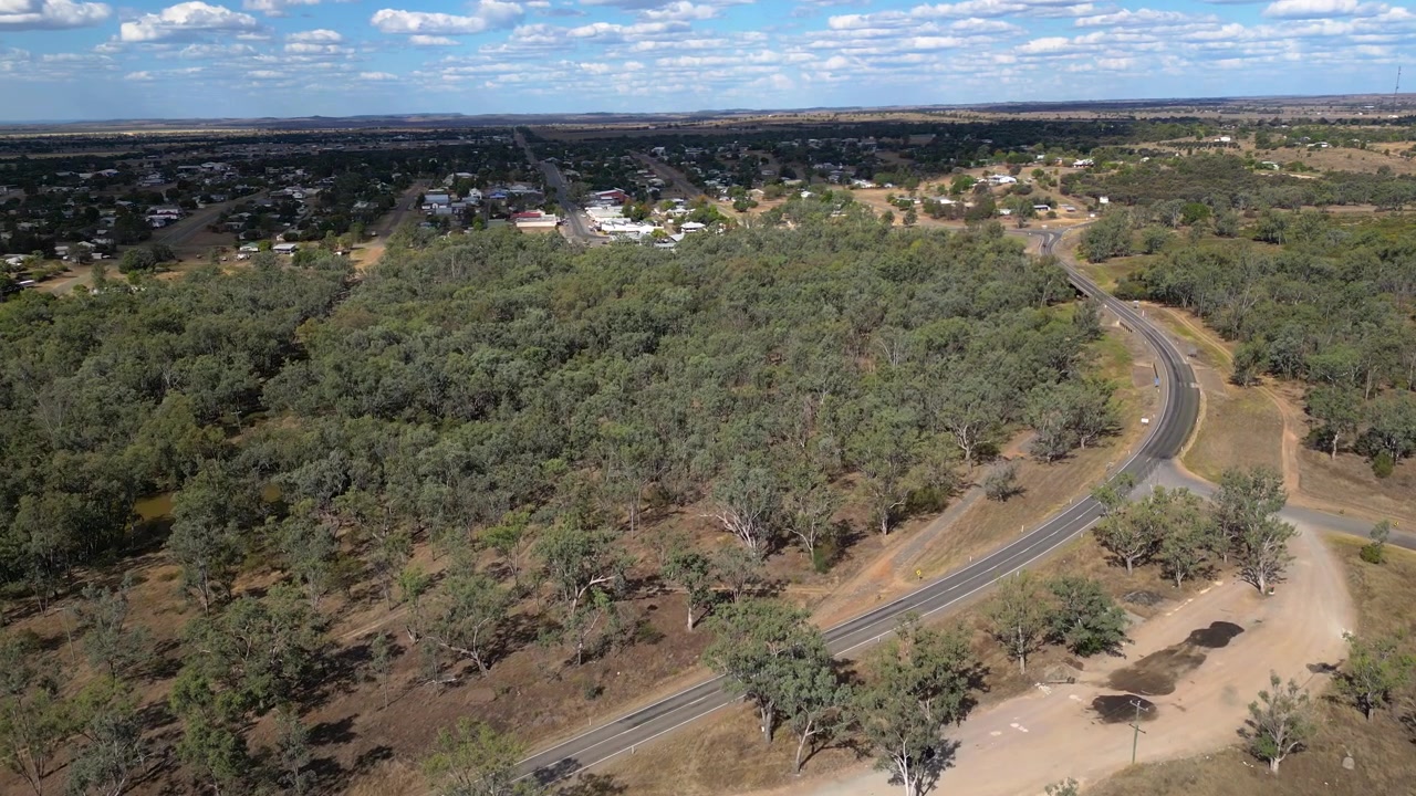 Viste aeree da sinistra a destra sulla città di Taroom, Queensland Centrale, Australia