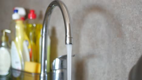 agua corriente del grifo de la cocina
