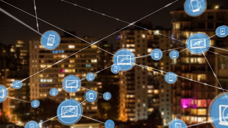 animación de una red de iconos digitales frente a una vista aérea del paisaje urbano por la noche