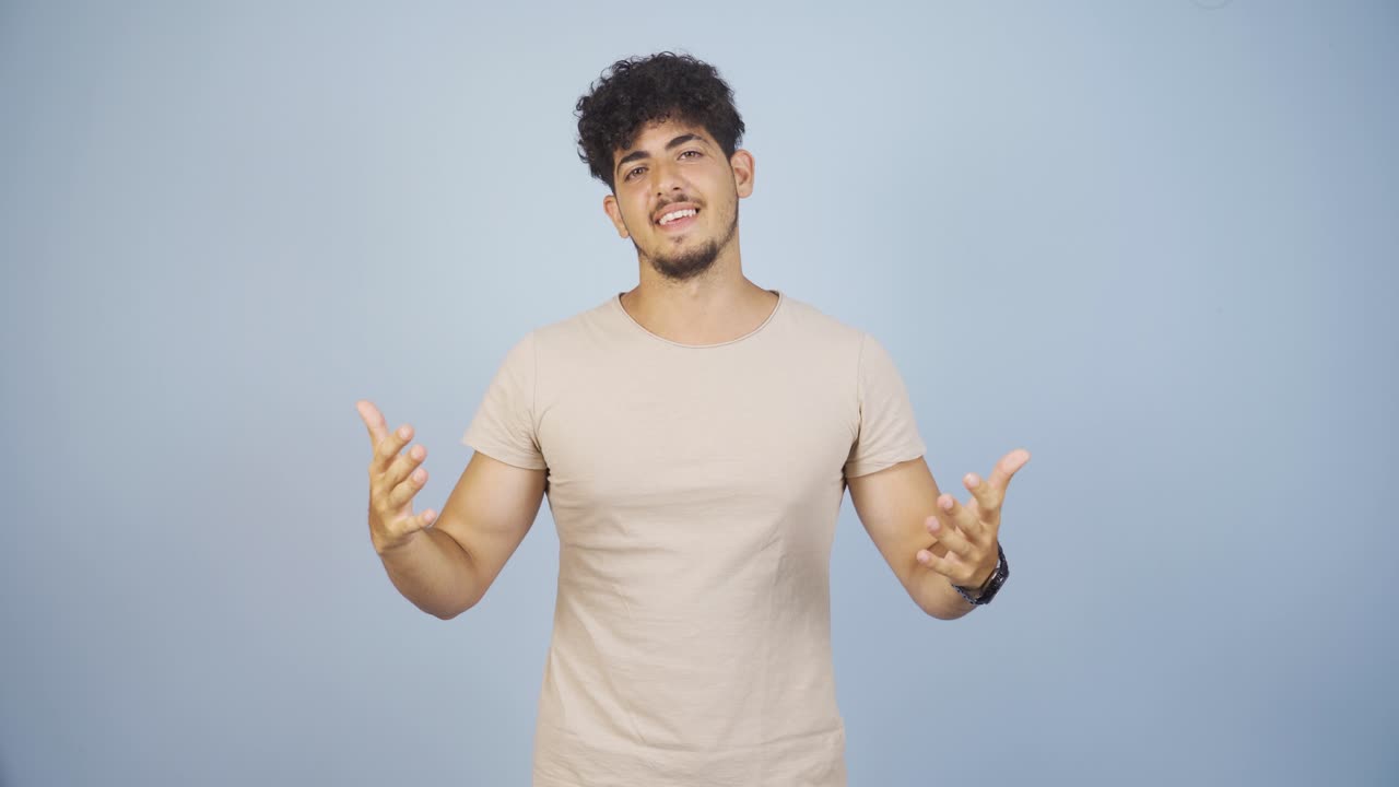 카메라를 보는 남자는 당신이 놀라운 사람이라고 말합니다.