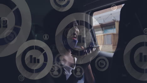 animación de iconos de medios y personas sobre una mujer afroamericana riendo usando un teléfono inteligente en el coche