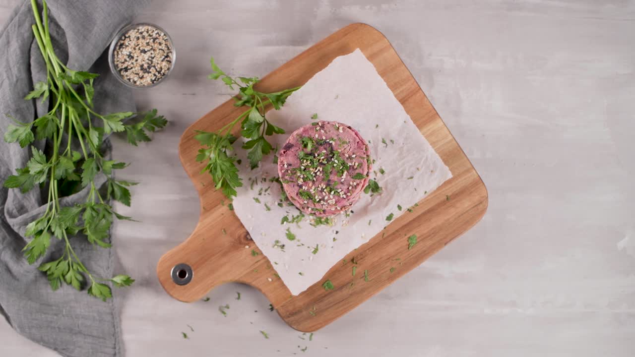 Burger vegetariano crudo con barbabietola e fagioli bianchi