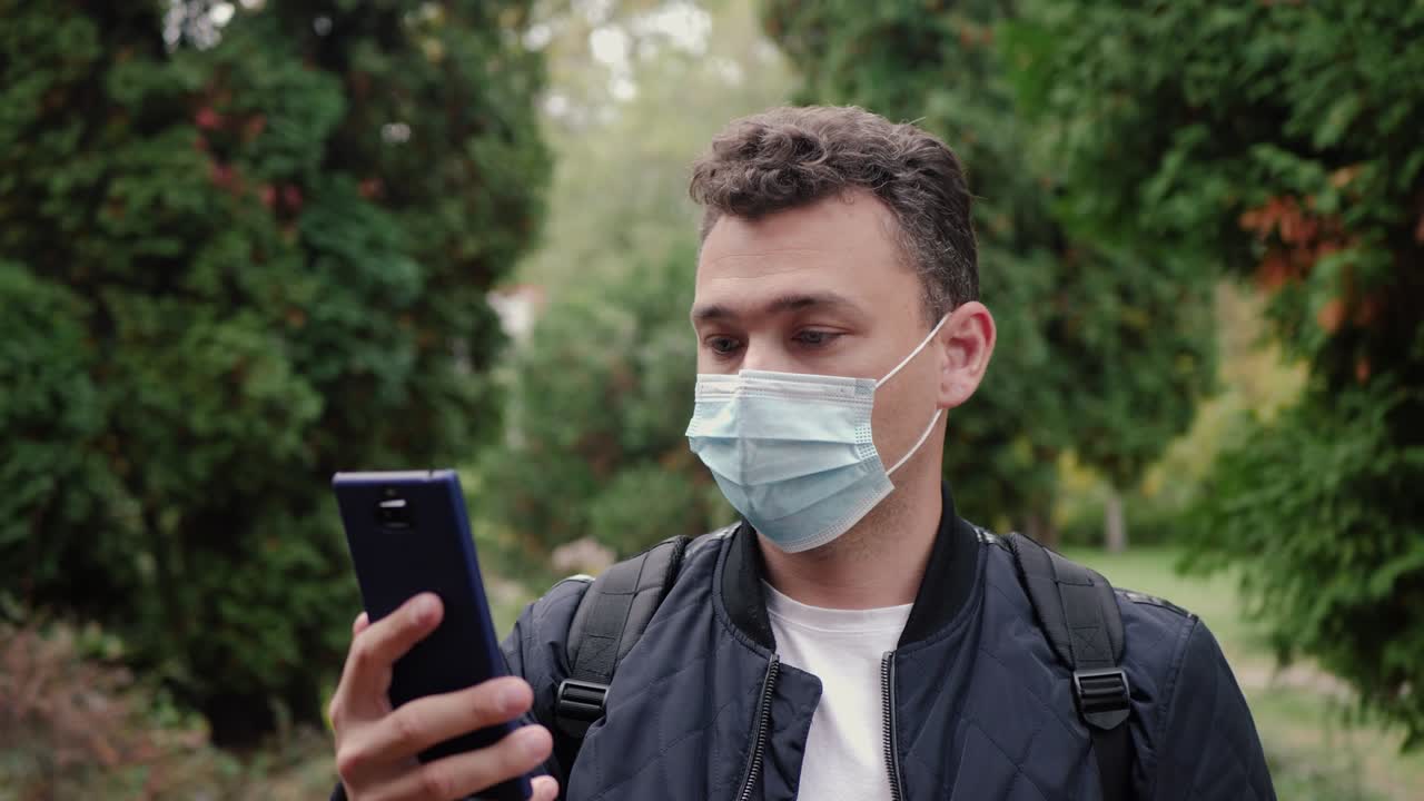 el hombre usa el teléfono.