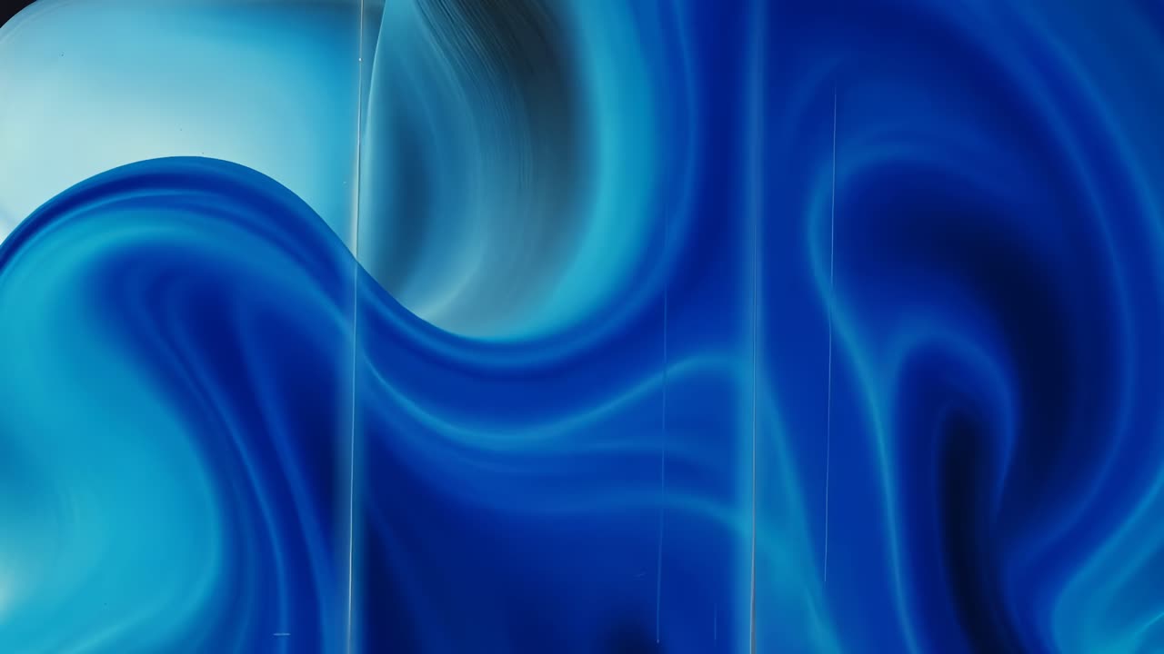 Video arte astratta con una sfumatura verticale sfocata in blu e nero.