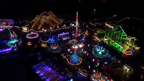 Toma-De-Drones-Del-Parque-Temático-Winter-Wonderland-En-Hady-Park-En-Londres,-Reino-Unido-Por-La-Noche