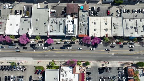 Sherman-Oaks,-Vista-Aérea-De-Arriba-Hacia-Abajo-Del-Tráfico-En-Ventura-Boulevard,-Disparo-De-Drones,-Los-Angeles