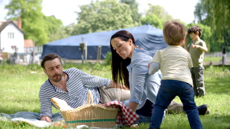 Zeitlupensequenz-Der-Familie,-Die-Picknick-Am-Flussufer-Genießt-Enjoying