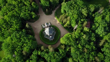 Luftaufnahme-Des-Alten-Schwarzberg-Grabes-Einer-Der-Mächtigsten-Adelsfamilien,-Versteckt-Im-Wald-In-Der-Nähe-Einer-Kleinen-Historischen-Stadt-Trebon