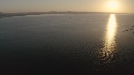 Wunderbare-Landschaft-Abendhimmel-Reflexionen-Auf-Einer-Wasseroberfläche