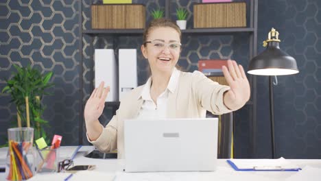 mujer de negocios alegre bailando mirando a la cámara.