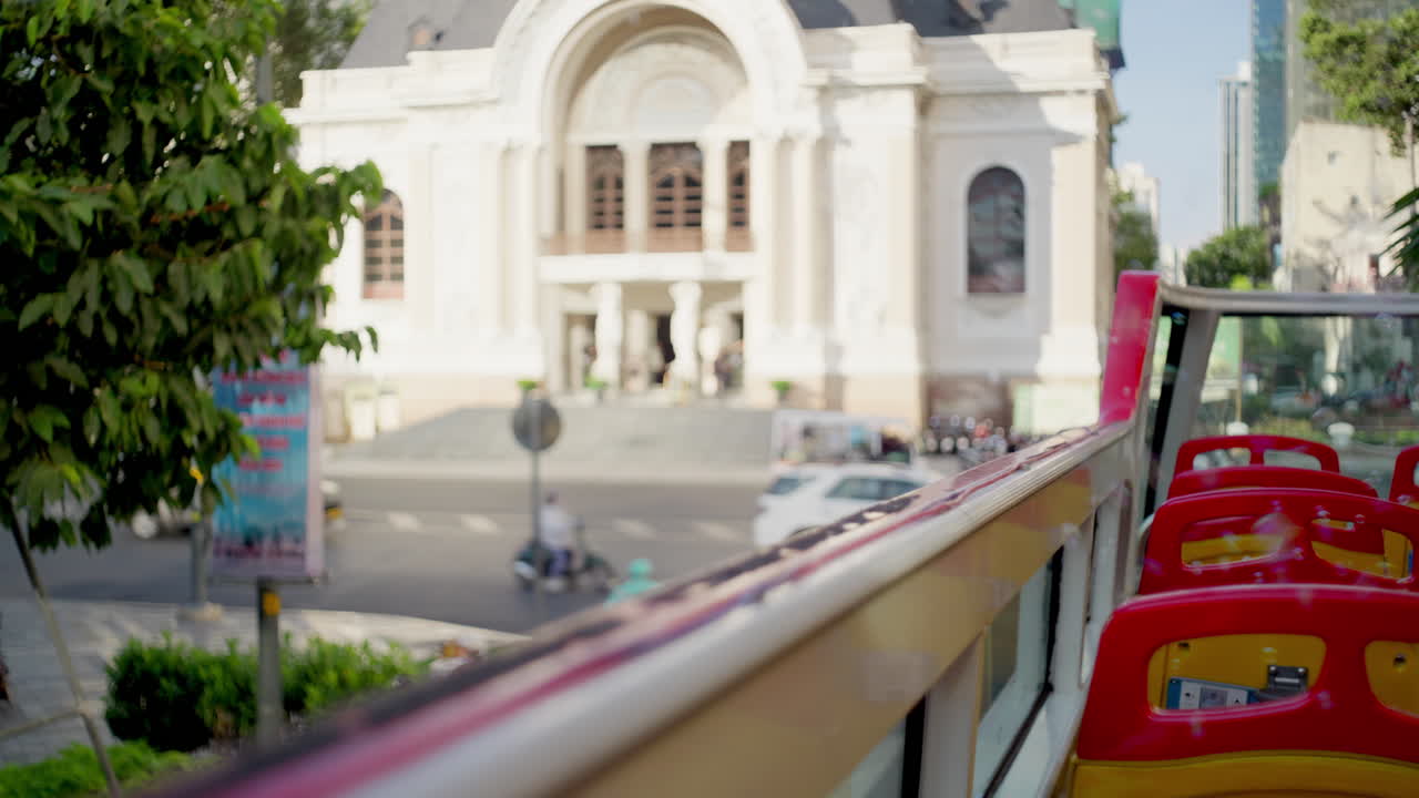 여름 휴가 동안 관광 목적지의 모이에 주차 된 투어 버스 버블 비누 활기찬 팝 색상