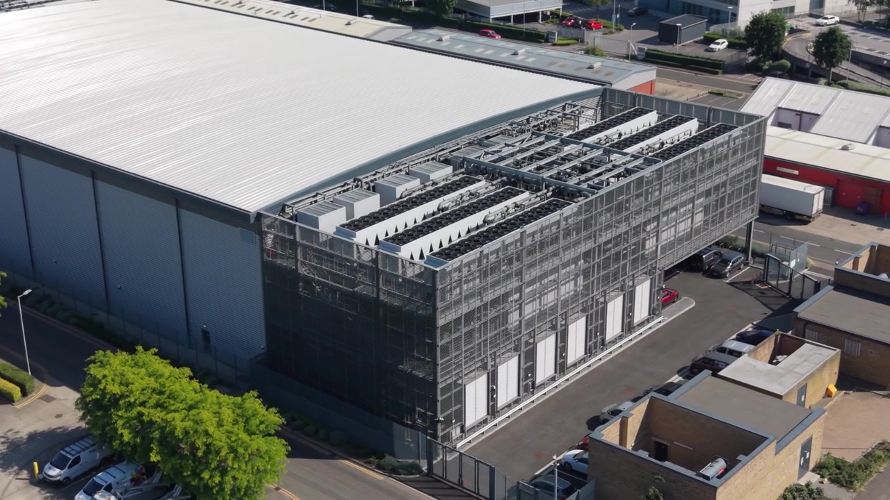 Luftfoto af datacenterbygningens ydre om dagen.