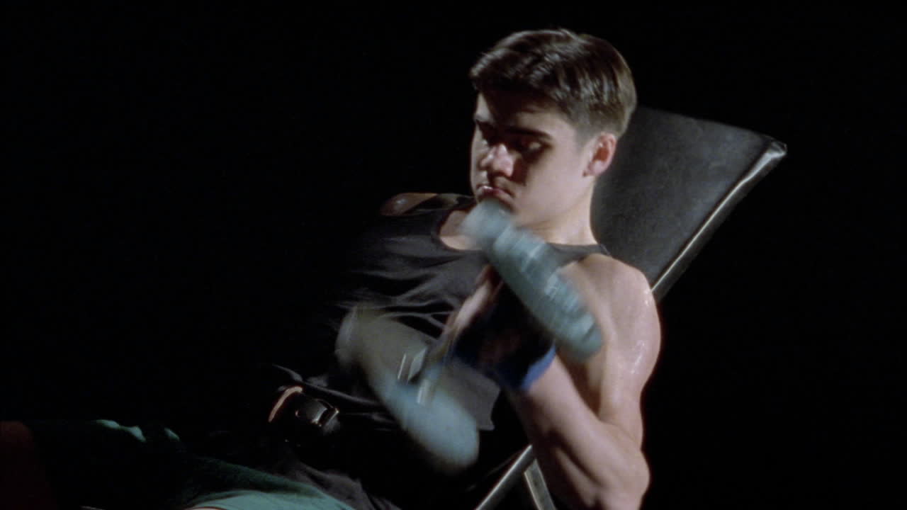 아령으로 운동하는 남자 2