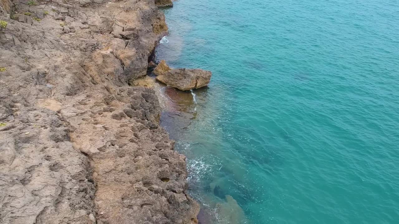 Scogliere rocciose di Capo San Nicola sull'isola di Zante, Grecia, con splendide acque limpide e turchesi, ripresa aerea con drone in picchiata