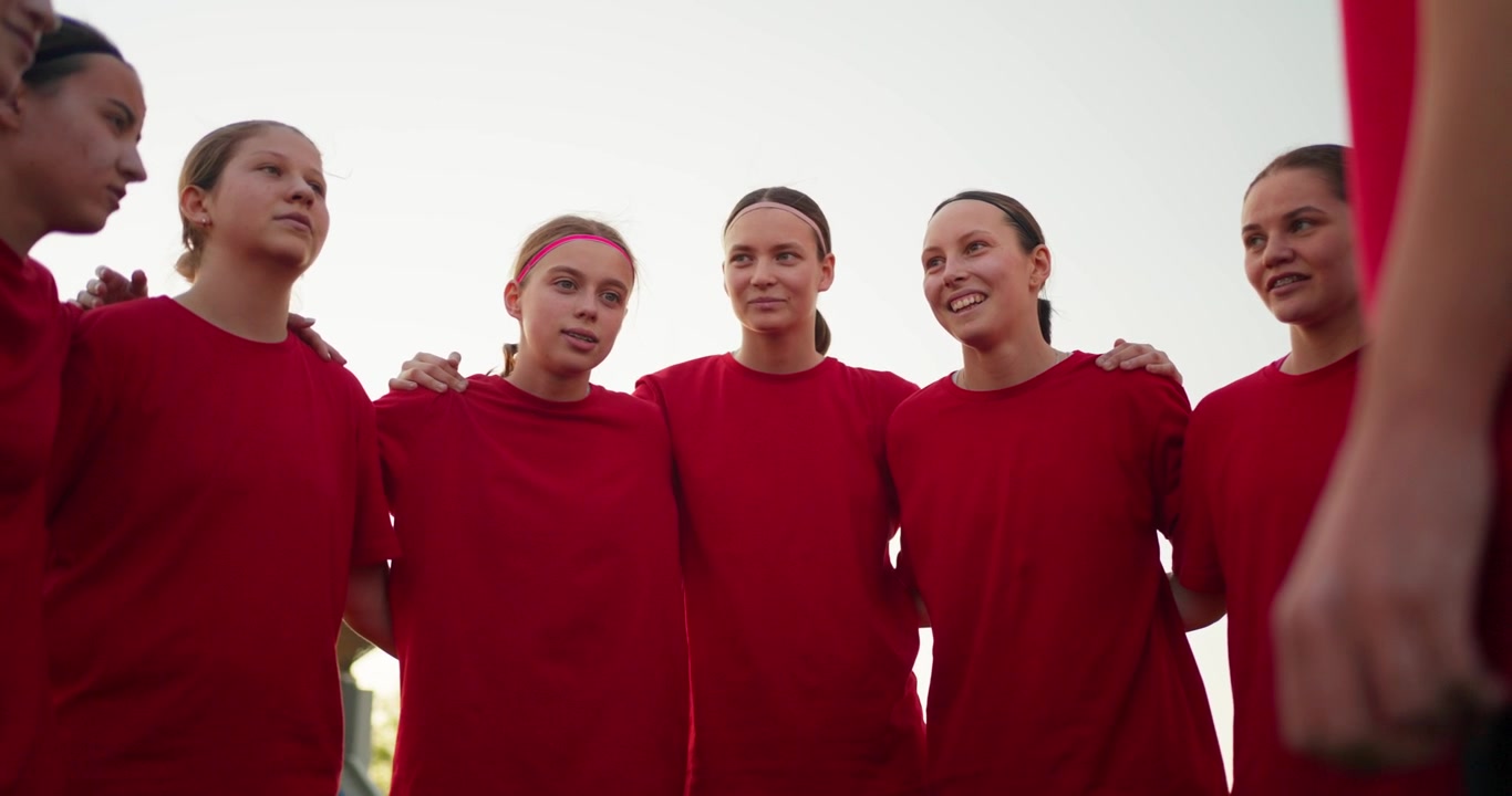 Squadra sportiva femminile che fa capannello prima di una partita