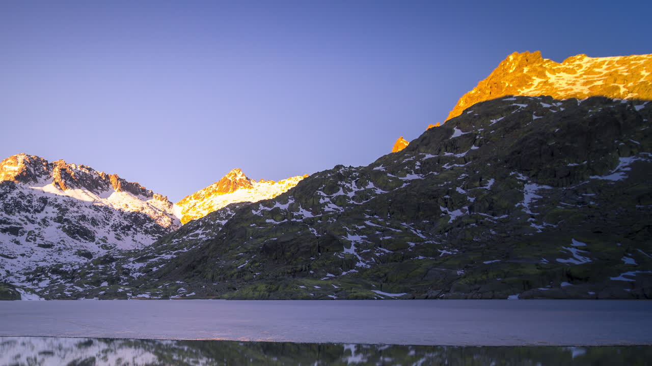 Vintersolopgang ved Gredos-bjergene